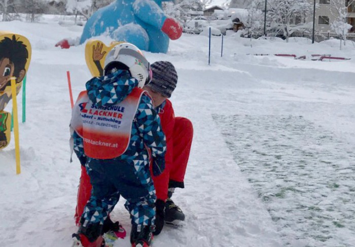 Die ausgebildeten Skilehrer:innen helfen den kleinen Rennfahrern gerne.