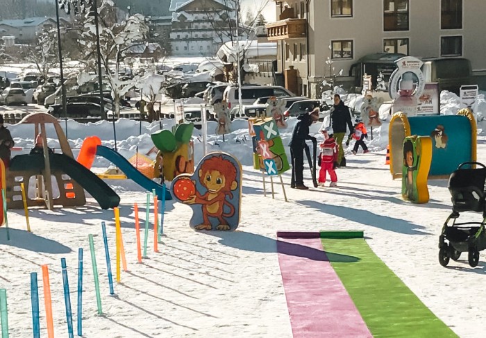 Hier lernen die Kinder spielerisch das Skifahren.